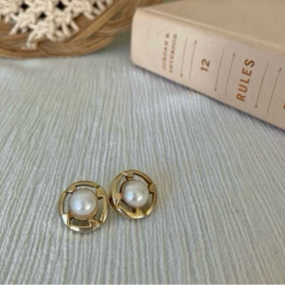 Pearl & Gold Earrings Vintage “Rosamund”  Elegant Classic Style Minimal Pearlcor